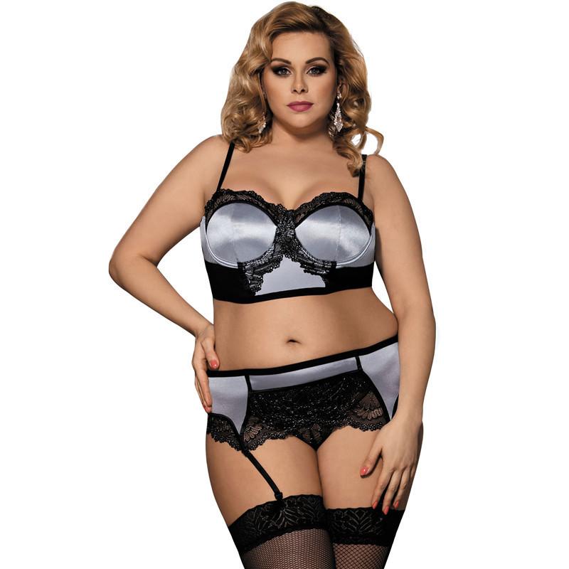 Ensemble de jarreter et de culotte de taille plus taille